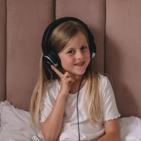 Dziecko słuchające audiobajki