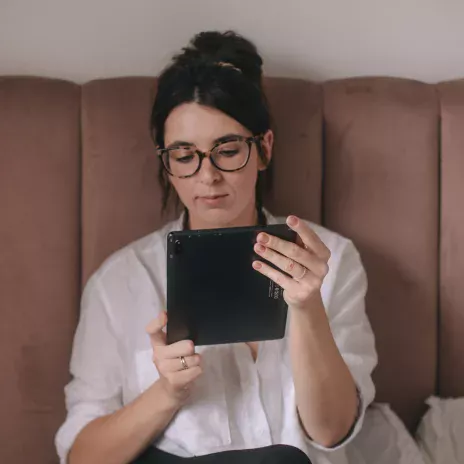 Osoba czytająca ebook