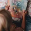 Okładka książki "Rózia i kolorowe emocje" Katarzyny Ogonowskiej. Książka dla dzieci.