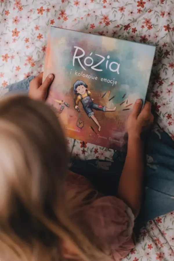 Okładka książki "Rózia i kolorowe emocje" Katarzyny Ogonowskiej. Książka dla dzieci.