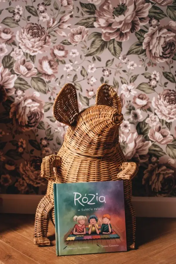 Okładka książki "Rózia w świecie relacji" Katarzyny Ogonowskiej.