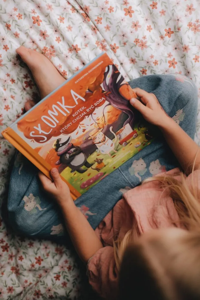 Okładka książki "Słomka kotek,który chciał być sobą" Katarzyny Ogonowskiej.