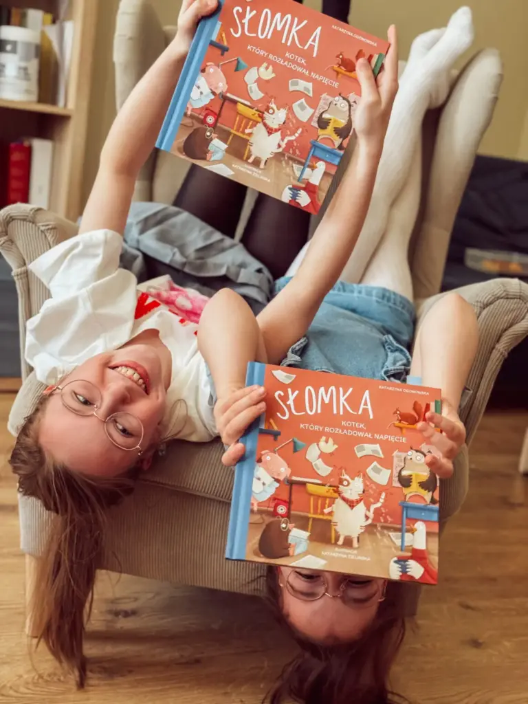Zdjęcie dzieci czytających "Słomkę który, rozładował napięcie